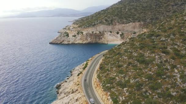 Top uitzicht op berg serpentine weg langs de Middellandse Zee in Demre, Finike Yolu weg, Turkije. Luchtfoto 4K. — Stockvideo