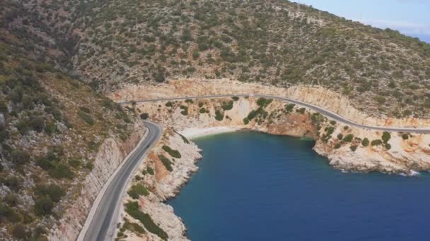 Asphaltstraße entlang der Küste in finkey, Türkei. Autobahn außerhalb der Stadt, die durch die Klippe am Meer führt. Luftbild 4k. — Stockvideo