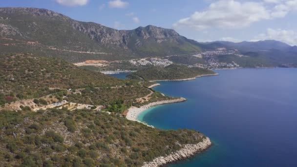 Ο δρόμος εκτείνεται κατά μήκος της χερσονήσου Kas ακτή πόλη σε πανέμορφο ρύθμιση ένα όμορφο όρμο, γοητευτική φύση και τα βουνά στην Αττάλεια, Τουρκία. Αεροφωτογραφία 4K. — Αρχείο Βίντεο