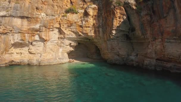 Turister koppla av i en dold vik med en grotta i berget på vägen från Demre till Antalya, Turkiet. Flygvy 4K. — Stockvideo