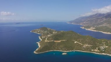 Türkiye 'nin Fethiye ilçesine bağlı Kas ilinin yarımadasında hava manzarası. Kas tatil için çok güzel bir yer. Hava görüntüsü 4K.