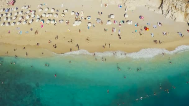 Flygfoto över berömda Kaputas stranden, blått hav, paraplyer och turister i Kas, Turkiet. Flygvy 4K. — Stockvideo