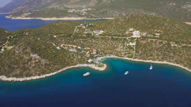 Kas cidade turística em lindo cenário uma bela enseada, suas praias deslumbrantes, natureza encantadora e montanhas em Antalya, Turquia. Vista aérea 4K. — Vídeo de Stock