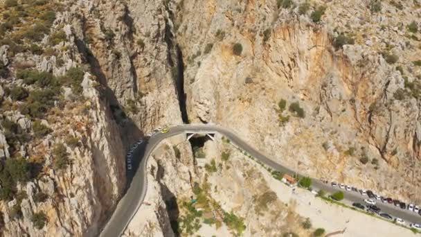 険しい崖に囲まれたカプタスビーチの道路は、トルコのカスとカルカンの町の珍しい自然の美しさの一つです。空中ビュー｜4K. — ストック動画