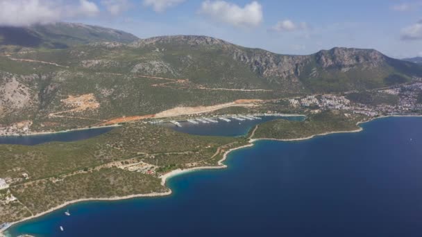 Kas é uma pequena cidade turística, de iatismo e mergulho e um distrito da província de Antalya, na Turquia. Vista aérea 4K. — Vídeo de Stock