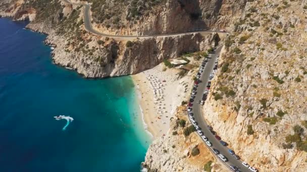 这条公路沿着海岸线和著名的白色沙滩，土耳其的卡普塔海滩和蔚蓝的地中海。Aerial view 4K. — 图库视频影像