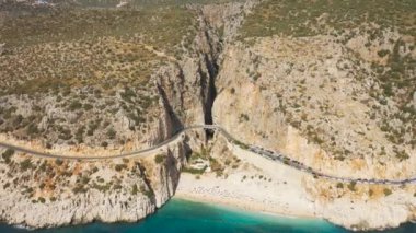 Sarp kayalıklarla çevrili Kaputas Sahili Türkiye 'nin nadir doğal güzelliklerinden biridir. Hava görüntüsü 4K.