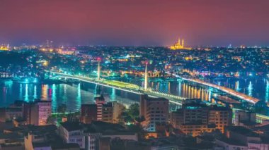 Türkiye 'nin İstanbul kentindeki Golden Horn Metro Köprüsü ve Atatürk Köprüsü' nde gün batımının hava zaman çizelgesi.