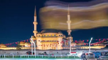 İstanbul, Taksim Meydanı 'ndaki Taksim Cami Camii' nde gece vakti. İstanbul, Türkiye - 20 Kasım 2020.