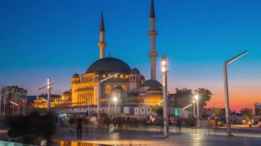 Taksim Meydanı, İstanbul, Türkiye 'de Taksim Cami Camii' nde günbatımı zamanı. İstanbul, Türkiye - 20 Kasım 2020.