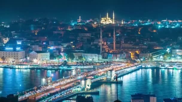 Timelapse Widok nocy mostu Galata i wieży w Stambule, Turcja. Most Galata rozciąga się na Złotym Rogu. Stambuł, Turcja - 20 listopada 2020. — Wideo stockowe