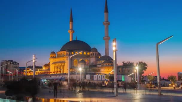 Zeitraffer bei Sonnenuntergang Taksim Cami Moschee auf dem Taksim-Platz, Istanbul, Türkei. Istanbul, Türkei - 20. November 2020. — Stockvideo