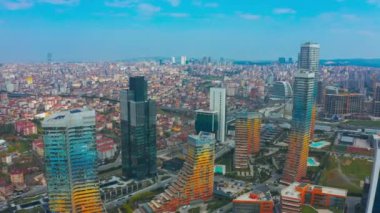 Atasehir 'deki finans merkezine yakın yer alan Gökdelen Projesi LEED Gold sertifikasıyla ödüllendirildi. Hava görüntüsü 4K.