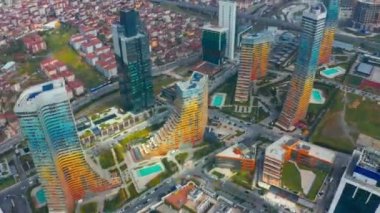 Türkiye 'deki İstanbul gökdelenleri. Şehir merkezindeki havadan hipervane görüntüsü ve Atasehir Bölgesindeki modedrn gökdelenleri.