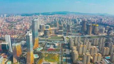Gökdelenlerin havadan görünüşü ve vinçleri olan büyük binalar. İstanbul finans merkezi.