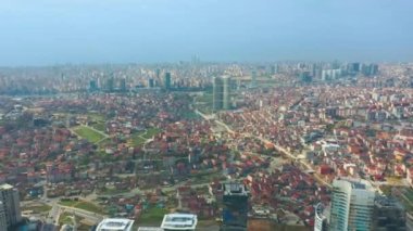 İstanbul, Türkiye 'de gökdelenler ve gecekondular. Arka planda Atasehir ilçesi, modern gökdelenler ve gecekondular görünüyor..