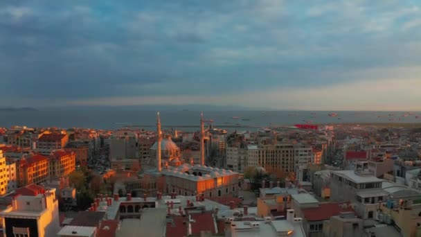 トルコの日没時のイスタンブール。海の背景の建物の屋根の空中ビュー. — ストック動画