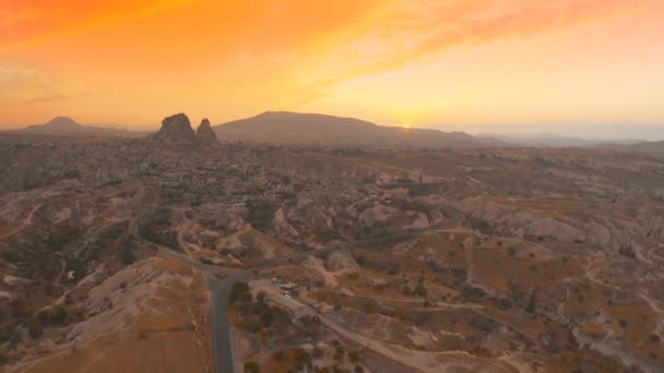 Hermosa puesta de sol con vista panorámica del dron aéreo en el castillo de Uchisar cerca de Goreme, Capadoccia, Turquía. Vista aérea 4K. — Vídeos de Stock