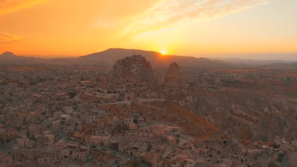 Krajobraz z lotu ptaka o zachodzie słońca z zamkiem Uchisar w pobliżu Goreme, Capadoccia, Turcja. Widok z powietrza 4K. — Wideo stockowe