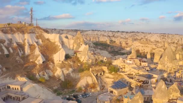 Staré město Goreme z kamenných pilířů a jeskyní. Nádherná krajina v horách Cappadocia, Turecko. Letecký pohled 4K. — Stock video