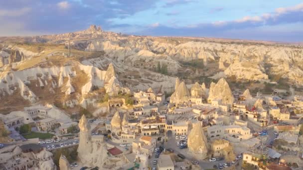 Goreme Kasabası, Türkiye 'nin Kapadokya bölgesindeki İHA' dan gün doğumunda görülüyor. Hava görüntüsü 4K. — Stok video
