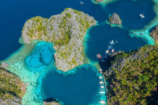 Flygfoto över vackra laguner och kalkstensklippor på Coron, Palawan, Filippinerna. — Stockfoto