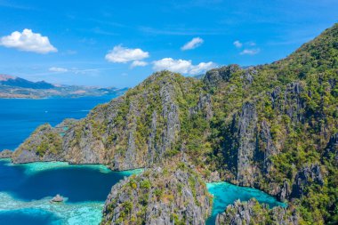 Filipinler, Palawan 'daki Coron Adası' ndaki kireçtaşı kayalıkları olan turkuaz tropikal göl manzarası. UNESCO Dünya Mirası.