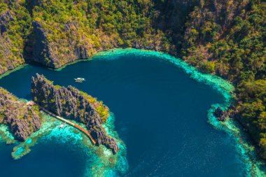 Filipinler, Palawan 'daki Coron Adası' ndaki kireçtaşı kayalıkları olan turkuaz tropikal göl manzarası. UNESCO Dünya Mirası.