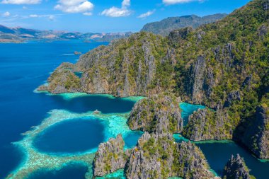 Filipinler, Palawan 'daki Coron Adası' ndaki kireçtaşı kayalıkları olan turkuaz tropikal göl manzarası. UNESCO Dünya Mirası.