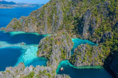 Filipinler, Palawan 'daki Coron Adası' ndaki kireçtaşı kayalıkları olan turkuaz tropikal göl manzarası. UNESCO Dünya Mirası.