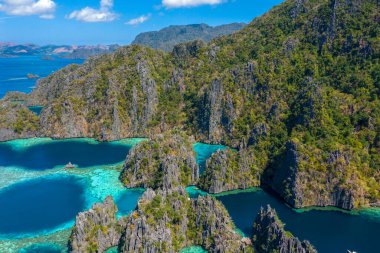 Filipinler, Palawan 'daki Coron Adası' ndaki kireçtaşı kayalıkları olan turkuaz tropikal göl manzarası. UNESCO Dünya Mirası.