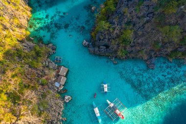 Filipinler 'deki Coron adasında tur tekneleri. Deniz manzaralı balıkçı tekneleri.