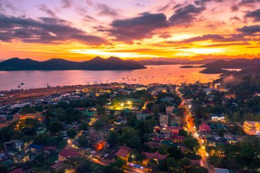 Coron Adası, Busuanga, Filipinler 'de inanılmaz tropikal gün batımı. Deniz manzarası.