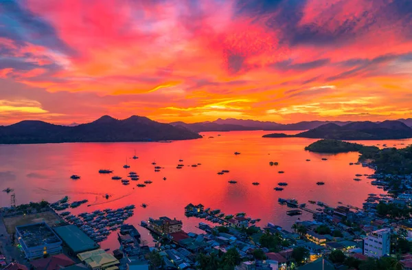 Incredibile tramonto tropicale al mare sull'isola di Coron, Busuanga, Filippine. Vista aerea sul mare. — Foto Stock