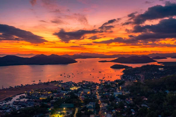 Incredibile tramonto tropicale al mare sull'isola di Coron, Busuanga, Filippine. Vista aerea sul mare. — Foto Stock