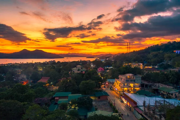 Increíble puesta de sol tropical en el mar en la isla de Coron, Busuanga, Filipinas. Vista aérea al mar. —  Fotos de Stock