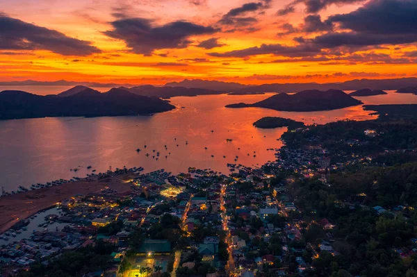 Incredibile tramonto tropicale al mare sull'isola di Coron, Busuanga, Filippine. Vista aerea sul mare. — Foto Stock