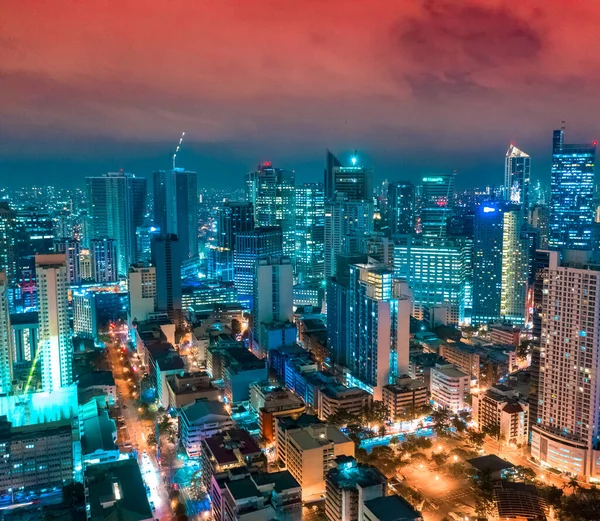 Éjszakai kilátás a felhőkarcolók Makati, az üzleti negyed Metro Manila, Fülöp-szigetek. — Stock Fotó