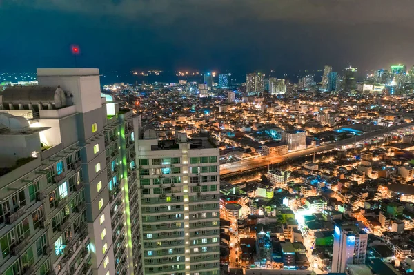 Éjszakai kilátás a felhőkarcolók Makati, az üzleti negyed Metro Manila, Fülöp-szigetek. — Stock Fotó