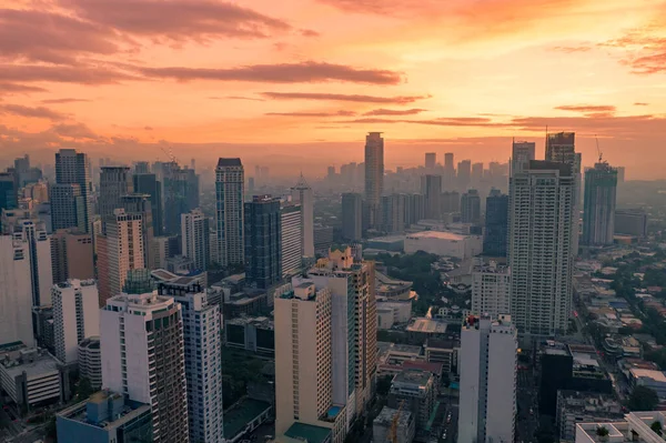 Makati, Filipinler Metro Manila Bölgesi ve finans merkezinde güzel gökdelenler ve alışveriş merkezleri gün batımı.