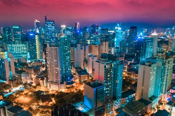 Vista nocturna de los rascacielos Makati, el distrito financiero de Metro Manila, Filipinas. — Foto de Stock