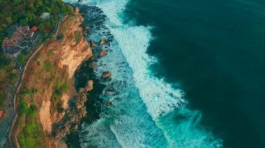 Endonezya 'daki Bali Adası' ndaki Uluwatu Tapınağı 'ndaki büyük okyanus dalgaları ve kayalara bakın.