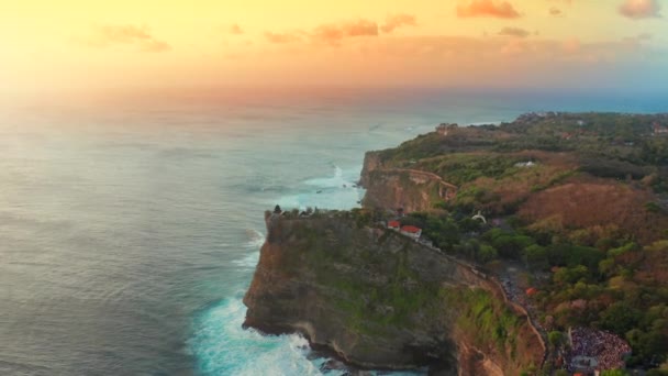 印度尼西亚巴厘岛Uluwatu寺日落时分的海浪和岩石空中景观 — 图库视频影像