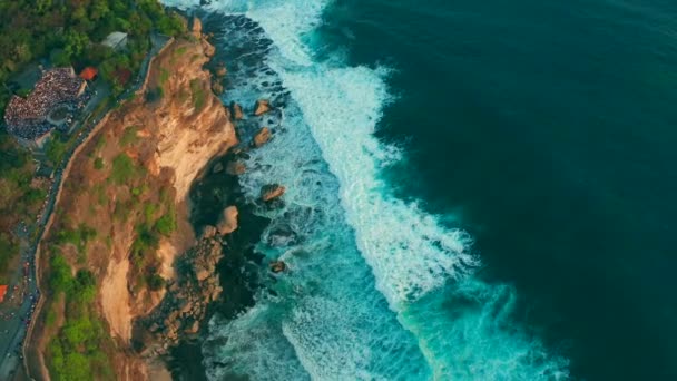 Вид на великі океанські хвилі та скелі в храмі Улувату, на острові Балі (Індонезія). — стокове відео