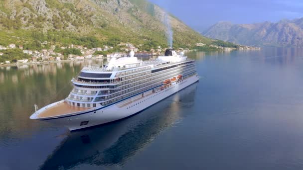 Eerste cruiseschip Viking Venus voer na de Covid-19 Pandemie naar Kotor, Montenegro. KOTOR, MONTENEGRO - JULI 24, 2021 — Stockvideo