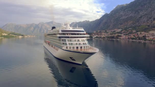 First Cruise ship Viking Venus sailed to Kotor, Montenegro after Covid-19 Pandemic. KOTOR, MONTENEGRO - JULE 24, 2021 — Stok video