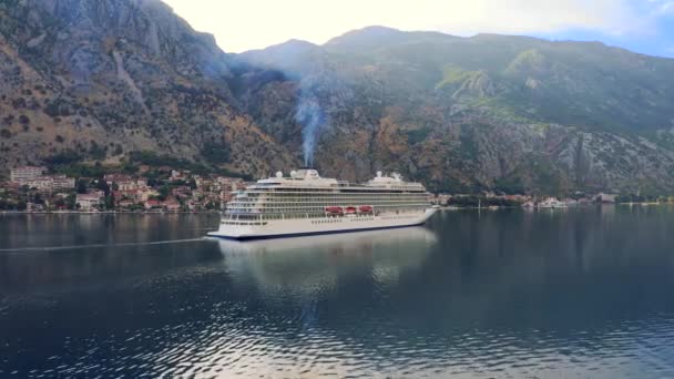 Cruiseschip zwemmen op blauwe Adriatische zee op bergen landschap haven van Kator, Montenegro. KOTOR, MONTENEGRO - JULI 24, 2021 — Stockvideo