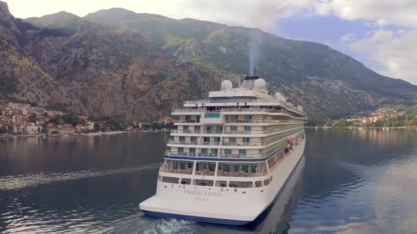 Cruiseschip zwemmen op blauwe Adriatische zee op bergen landschap haven van Kator, Montenegro. KOTOR, MONTENEGRO - JULI 24, 2021 — Stockvideo