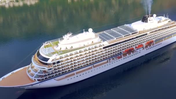 Top uitzicht vanuit de lucht op het grote cruiseschip in Kotor, Montenegro — Stockvideo