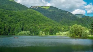 Güzel Biograd Gölü - Biogradsko jezero, Biogradska Gora Ulusal Parkı, Karadağ. Zaman Dilimi 4K.